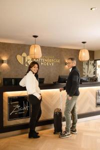 a man and a woman standing in front of a counter at Mooi Twente Lodges - privé Spa en sauna in Markelo