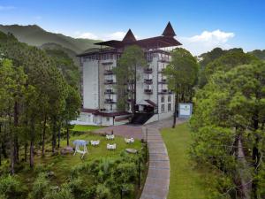 un edificio con un gruppo di animali in un parco di Lemon Tree Hotel, Mcleodganj a McLeod Ganj Altre 29 foto