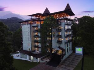 un edificio con luci in cima di Lemon Tree Hotel, Mcleodganj a McLeod Ganj