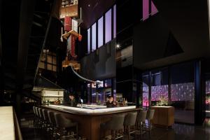 東京にあるHOTEL GROOVE SHINJUKU, A PARKROYAL Hotel の椅子付きの建物内のバー +37枚の写真