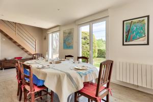 a dining room with a table and chairs at Séjour tout confort à St Gildas de Rhuys in Saint-Gildas-de-Rhuys