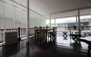 Habitación con balcón con mesas y sillas. en Room in Guest room - Baan Khunphiphit Homestay no2322, en Phra Nakhon Si Ayutthaya