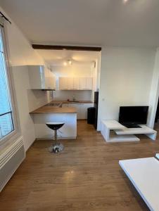 Μια τηλεόραση ή/και κέντρο ψυχαγωγίας στο Appartement T2 Chic and White avec WIFI