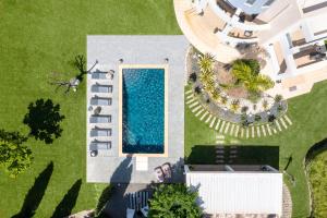 una vista aérea de una piscina en un patio en Villa Rapha Maris, en Afantou