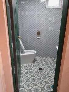 W łazience znajduje się wanna i toaleta. w obiekcie Deluna House w mieście Mokpo