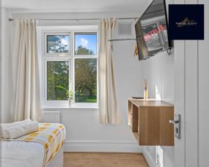 um quarto branco com uma cama e uma janela em Luxury 6 bed 6 En-suite - Free Parking Reading em Reading