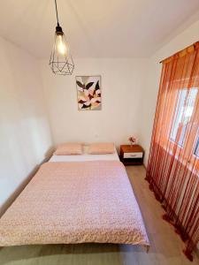 1 Schlafzimmer mit 2 Betten und einem Fenster in der Unterkunft 2 Bedroom Apartment Ljubica Sinj in Sinj