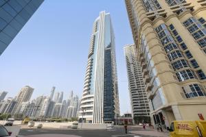 un edificio alto en una ciudad con edificios altos en VayK - Delightful 2BR in JLT with Marina Views en Dubái