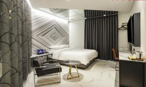 een hotelkamer met een bed en een televisie bij Incheon Guwol Hotel Bay 204 in Incheon