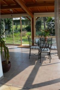 Varennes-sur-Loire的住宿－La Villa Bernard，天井配有桌椅。