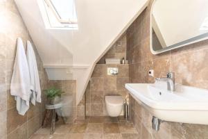 een badkamer met een wastafel en een toilet bij Beautiful house close to Amsterdam Beach and Haarlem in Aerdenhout