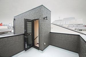 Het gebouw waarin de villa zich bevindt
