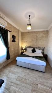 マルディンにあるMardin Konak Osmanlıの部屋の中に大きなベッドがある寝室 +38枚の写真