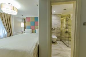 1 dormitorio con cama grande y ducha en The Constantine Hotel, en Estambul 63 fotos más