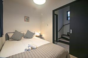 Een bed of bedden in een kamer bij -旅タイム 玉出東- 岸里玉出駅