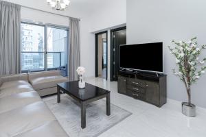 TV a/nebo společenská místnost v ubytování Family and Group Stay I Near Burj Khalifa