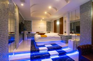 um quarto com uma cama num quarto com luzes azuis em Hotel Bypass (Adult Only) em Koriyama