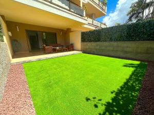 een tuin met groen gras voor een huis bij Tropicalidays Jardines del Teide in Puerto de la Cruz +30 foto's