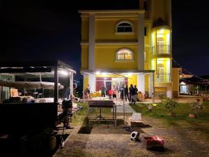 花蓮市的住宿－花蓮卡樂弗童話莊園民宿，一群人晚上站在建筑物外面