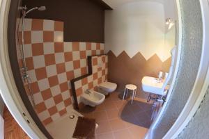 a small bathroom with a sink and a toilet at B&B Lo Scudiero in Castelnuovo Don Bosco