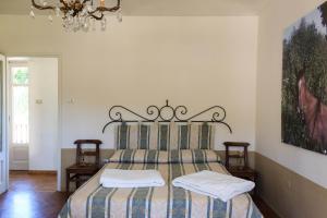 1 dormitorio con 1 cama con colcha a rayas en B&B Lo Scudiero, en Castelnuovo Don Bosco