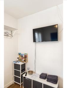 Habitación con TV colgada en la pared en Villa des Palmiers, Chambre 3, Lit double en Villeneuve-sur-Lot