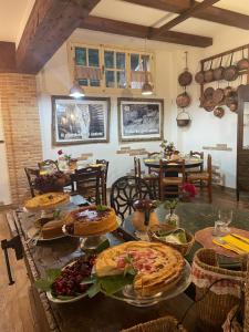 莫拉諾卡拉布羅的住宿－Gelsomino，一张桌子上放着许多盘子的食物