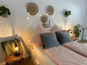 een slaapkamer met een bed met kussens erop bij Olaf und Hildegard in Bad Wildbad