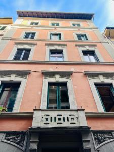 佛羅倫斯的住宿－Sant Antonino First Floor Relais，前面设有阳台的高楼