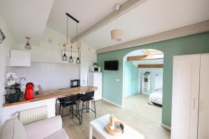 kuchnia i salon ze stołem i krzesłami w obiekcie Domaine des Arcs w mieście Saint-Martin-de-Londres