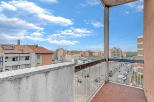 balcón con vistas a la ciudad en FA 333 - Spacious apartment with views of Milan - en Milán