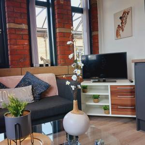 salon z kanapą i telewizorem w obiekcie Bliss Apartments - Contractor 301 w mieście Bradford