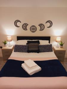 um quarto com uma cama grande e 2 mesas de cabeceira em Bliss Apartments - Contractor 301 em Bradford