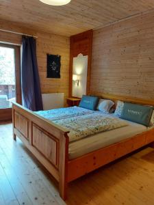 1 dormitorio con 1 cama grande en una habitación de madera en Naturetouch en Steinberg am Rofan