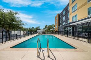 una piscina frente a un edificio en Fairfield Inn & Suites Brooksville Suncoast Parkway, en Brooksville