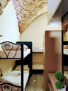 מיטה או מיטות קומותיים בחדר ב-PoliHosts Old Jaffa