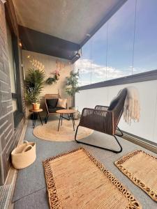 Habitación con alfombras, silla y ventana grande. en 2 Room / Central Railway / Free parking / Sauna en Oulu