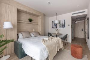 1 dormitorio con 1 cama grande y 1 mesa en Líbere Madrid Chamberí, en Madrid