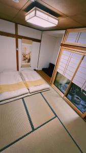 京都東雲夏~距京都站900米步行12分、近鄰東寺站150米步行2分，三室一廳兩衛浴二層獨棟~最多可住9人的小房间设有床和2个窗户 更多37张照片