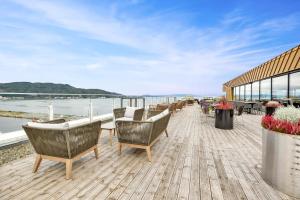 una terraza con sillas y vistas al agua en Clarion Hotel Trondheim, en Trondheim