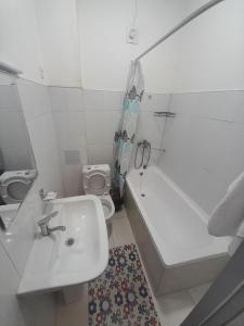 y baño con lavabo, bañera y aseo. en Hotel Al Hayit Teracce en Bukhara