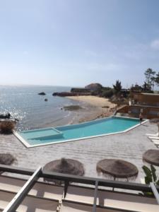 vista sulla piscina e sulla spiaggia di 818 Centro Náutico Bungalows a Vila Real de Santo António