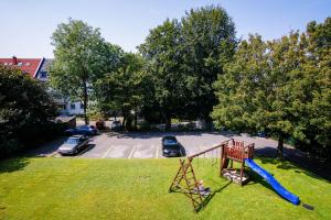 einen Spielplatz im Garten mit Rutsche in der Unterkunft Homefy Wohlfühl-Apartment, mit Parkplatz, Balkon und Garten in Essen