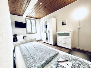 sypialnia z łóżkiem i telewizorem w obiekcie Monteurzimmer ZIMMERzuVERMIETEN in Biberist w mieście Biberist