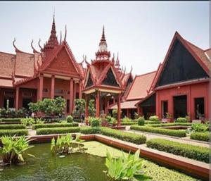 un edificio con laghetto di fronte a un giardino di SOMA HOTEL a Phnom Penh