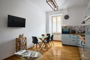 eine Küche und ein Esszimmer mit Tisch und Stühlen in der Unterkunft Domus Alberico 11 (Vaticano) in Rom