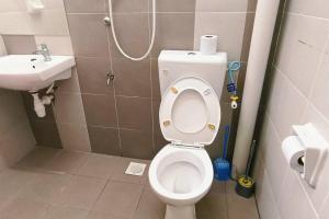 Bathroom sa kulai2story 5R24pax nearJPO/JB airport ioiMall Aeon