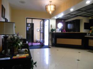 a living room with a lobby with a person in the background at Hotel Pacific, Manhattan Beach in Manhattan Beach