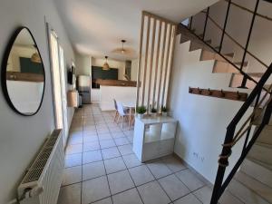 - un couloir d'une maison avec un escalier et un miroir dans l'établissement Casa Papidou, Charmante Maison au calme, à Jonage