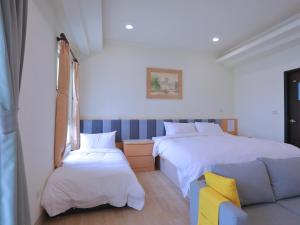 白沙鄉的住宿－九重葛海景民宿，酒店客房,设有两张床和一张沙发